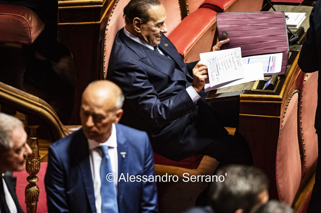 13/10/2022 Roma XIX Legislatura. Senato: Silvio Berlusconi durante la seduta con gli appunti su Meloni, nella foto esclusiva lui scrive di lei: "Supponente, prepotente, arrogante e offensiva"