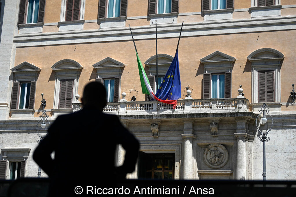 Bandiere a mezz’asta alla Camera e al Senato per l’alluvione in Emilia Romagna ANSA/RICCARDO ANTIMIANI
